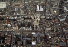 831993 Luchtfoto van een deel van de binnenstad van Utrecht met in het midden de Domtoren en Domkerk (Domplein) en de ...